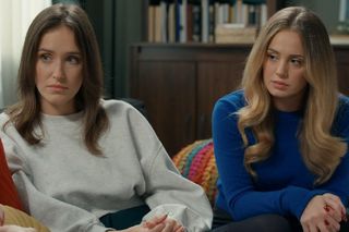 Barwy szczęścia, odcinek 3149. Madzia (Natalia Sierzputowska), Oliwka (Wiktoria Gąsiewska) 