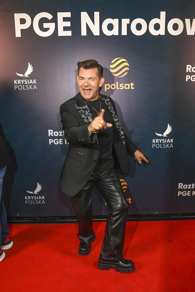 Ksiądz Krzysztof Kołtunowicz bez skarpetek wygłupia się przy kawałku Zenka Martyniuka