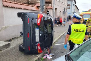 Samochód osobowy wjechał w grupę pieszych. Są ranni