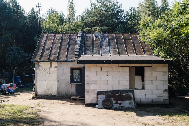 W takich warunkach mieszkała mama z 3 dzieci. Przyszli robotnicy i zaczęli wyburzać ściany! 