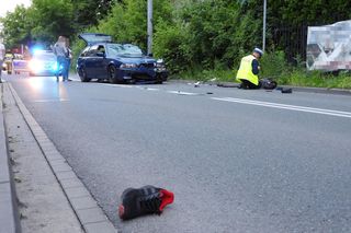 Pruszków. Przed szpitalem wpadł hulajnogą pod BMW. 21-latek w stanie krytycznym