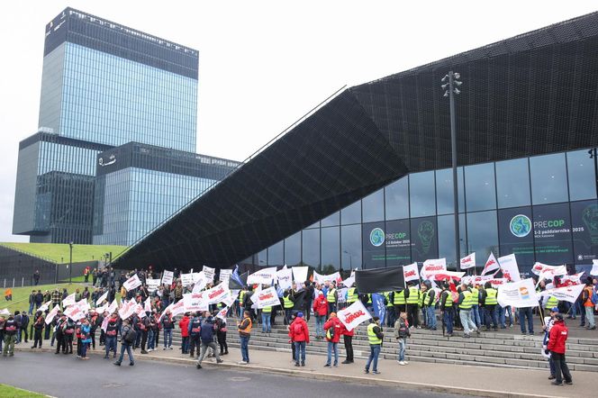 Protest "Solidarności" w Katowicach przed MCK. Chodzi o konferencję klimatyczną PRECOP