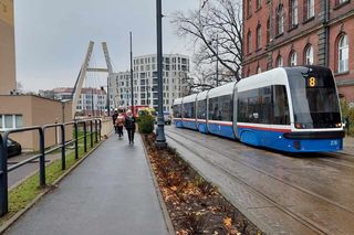 Mężczyzna szedł chodnikiem wzdłuż Brdy. Nagle wpadł do wody i uderzył głową w betonowy element 