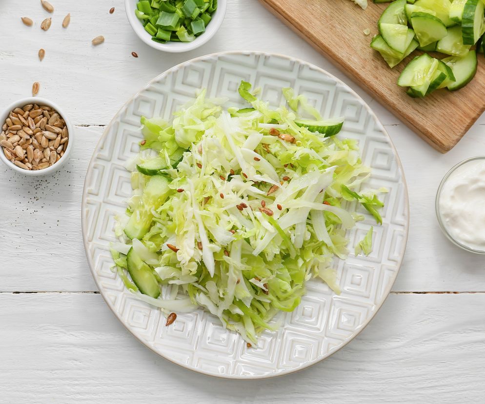 Soczysta surówka z kapusty pekińskiej i świeżego ogórka z majonezem