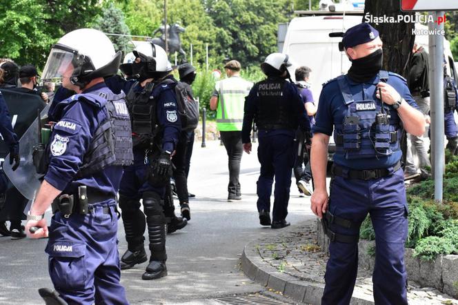 Katowice: Policjanci wśród nacjonalistów. Tajemnicza akcja służb na marszu! 