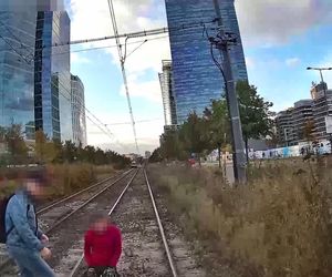 Wstrząsające nagranie w tramwaju. Rowerzysta przejechał na czerwonym świetle przez pasy