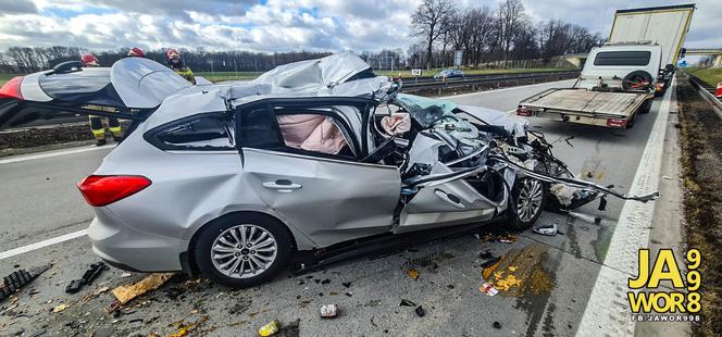Ford wbił się pod ciężarówkę na A4. Została z niego kupa złomu