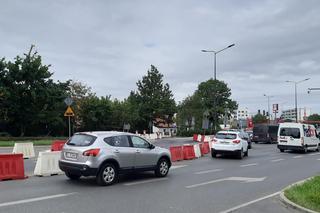 Poślizg na ważnej arterii Olsztyna. Przedłuży się remont ulicy Pstrowskiego