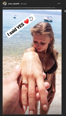 Anna Rybak z pierścionkiem zaręczynowym