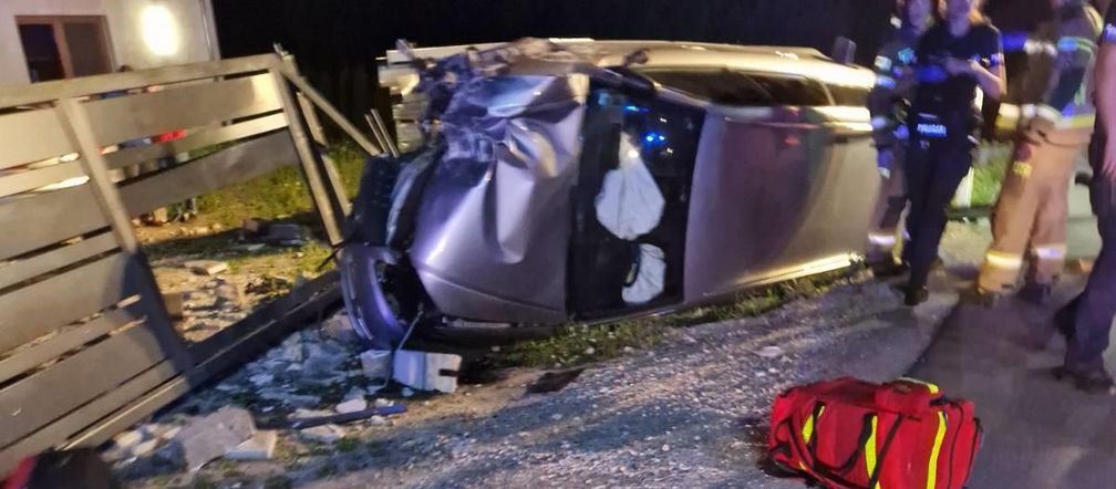 Nastolatek ukradł auto i je rozbił. Uciekł, zanim świadkowie dobiegli do leżącego na boku audi