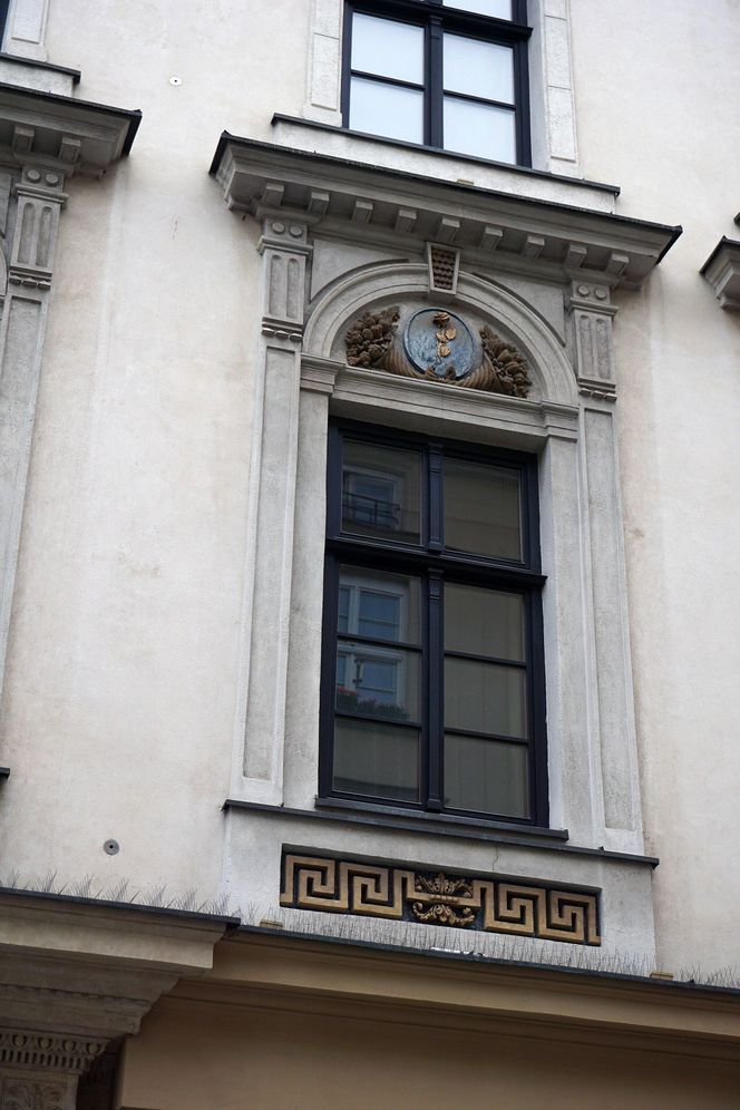 To jedna z najsłynniejszych kamienic w Krakowie. Znajduje się w niej hotel, w którym mieszkał car