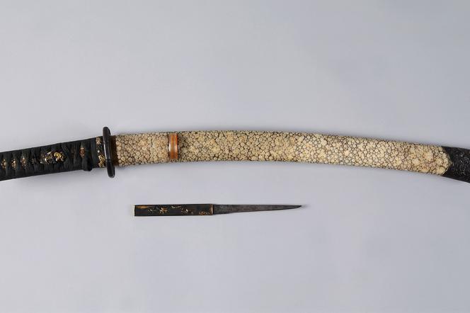 Miecz krótki wakizashi w koshirae [pochwie] i nożyk kozuka, oba wytworzone w XVI wieku.