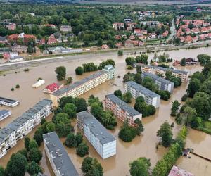 Dynamiczna sytuacja powodziowa. Rzeka Nysa Kłodzka zalała Kłodzko, 15 bm