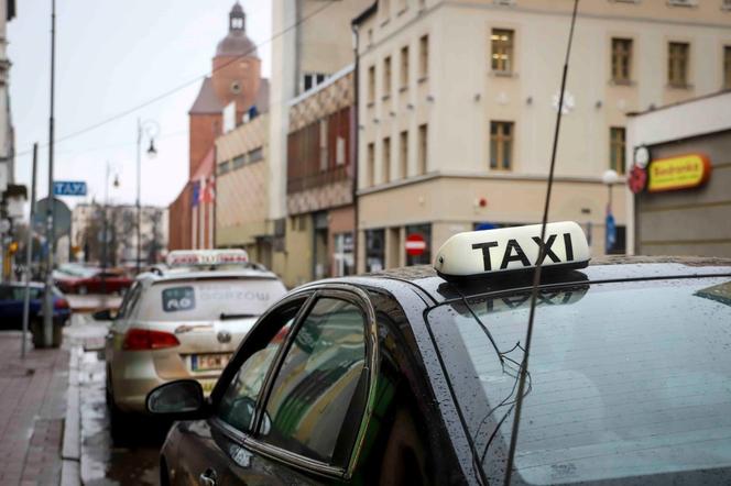 Rafał Trzaskowski spotkał się z taksówkarzami. Obiecał  projekt uchwały ws. podwyższenia stawki za przejazdy taksówkami