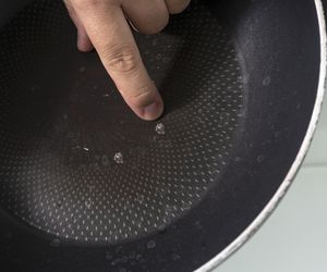 Wystarczy jedna rysa. Z teflonowej patelni mogą uwalniać się tysiące szkodliwych cząsteczek