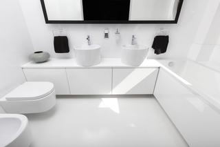 Biała łazienka z wanną