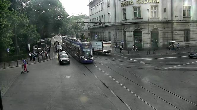 Kraków: Nowy dzień, nowe wykolejenie. Tramwaj wyleciał z szyn w centrum miasta