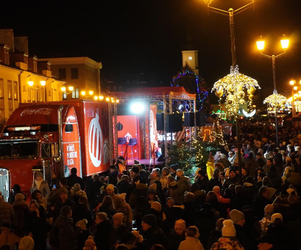 Ciężarówka Coca-cola w Białymstoku! Świąteczna atrakcja przyciągnęła tłumy mieszkańców na Rynek Kościuszki