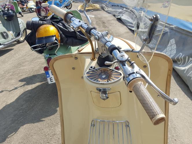 Osy kręciły kółka na stadionie żużlowym w Lesznie. Ogólnopolski zlot skuterów Osa Osieczna-Leszno 