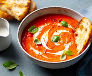 Odkryłam przepis na najlepszą zupę pomidorową. Jej smak podkręcają 2 nietypowe dodatki 