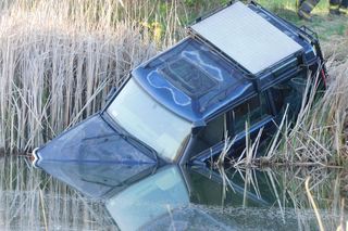 Nietrzeźwy utopił terenówkę w stawie. Potem zaczął pływać i śpiewać