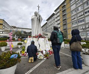 Wierni modlą się o zdrowie Papieża Franciszka