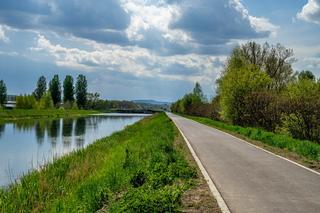 Urokliwa ścieżka wzdłuż Kanału Łączańskiego w Skawinie. To prawdziwy raj dla rowerzystów! [ZDJĘCIA]