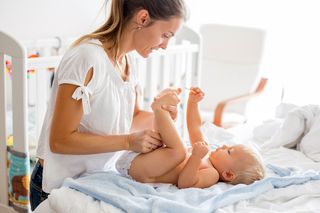 Krew w pieluszce: 5 najczęstszych przyczyn. Czasem powód jest banalny