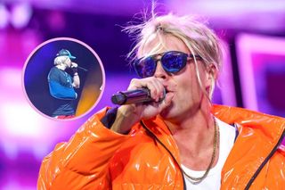 Skolim miał wypadek samochodowy. Mimo kontuzji zagrał koncert. Wystąpił z temblakiem! 