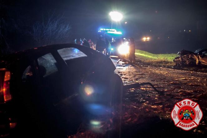 Wypadek z udziałem dwóch osobówek w Dąbrowie! Dwie osoby trafiła do szpitala [ZDJĘCIA]