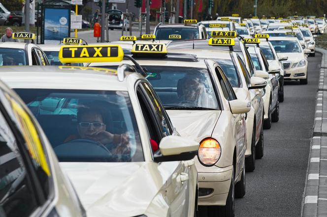 Trwa spór pomiędzy taksówkarzami, a kierowcami aplikacji przewozowych