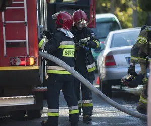 Budowo. Strażacy wynieśli z domu mężczyznę. Ogień pojawił się w kuchni 