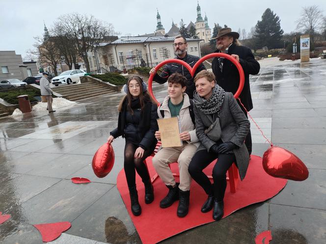 Walentynkowa rzeźba na Placu Artystów w Kielcach