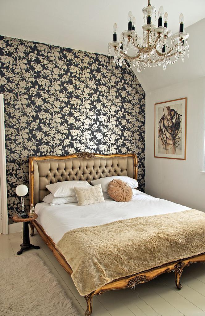Przytulna sypialnia z tapetą w jesiennej aranżacji