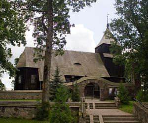 Ta wieś skrywa wyjątkowy zabytek. Stoi tu najstarszy drewniany kościół
