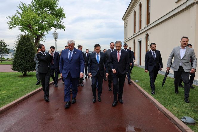 Negocjacje w Turcji rozpoczęte. Nagła wiadomość Trumpa. "Spotkam się z Putinem"