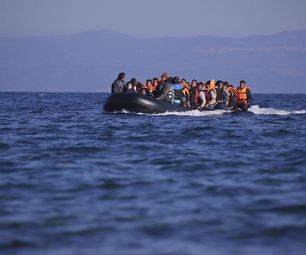 Uchodźcy płynący na łodzi do Europy
