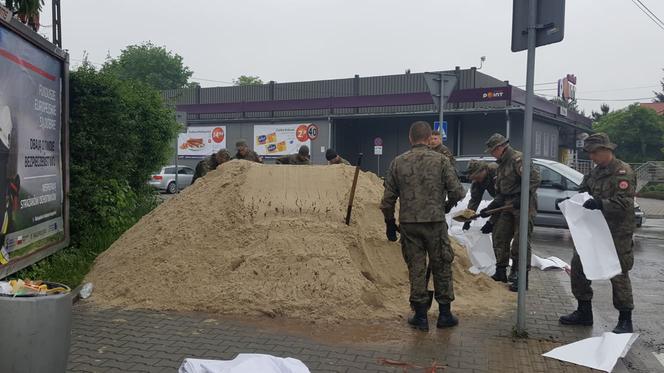 Powódź w Krakowie 24.05.2019: Wojsko pomaga powodzianom w Bieżanowie