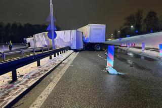 Ciężarówka przewróciła się na oblodzonej jezdni, druga przebiła barierki
