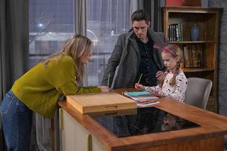 Pierwsza miłość. Oskar (Filip Gurłacz), Kalina (Magdalena Wieczorek), Marlenka (Amelia i Emilia Baranowskie)