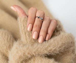 Cappuccino, biszkopt, karmel, czekolada. Najmodniejsze kolory na paznokciach przywodzą na myśl apetyczne desery!