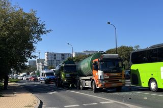 Szambiarka rozszczelniła się po zderzeniu z oplem. Kobieta trafiła do szpitala.