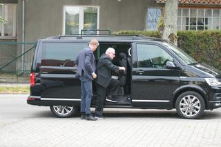 Pobożny Lech Wałęsa w kościele. Naprawdę zadał szyku, młodzieżowa fryzura