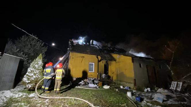 Jastrzebie-Zdrój: Pożar przy ul. Lompy. Ciało mężczyzny w zgliszczach budynku. Trwa akcja strażaków [ZDJĘCIA]