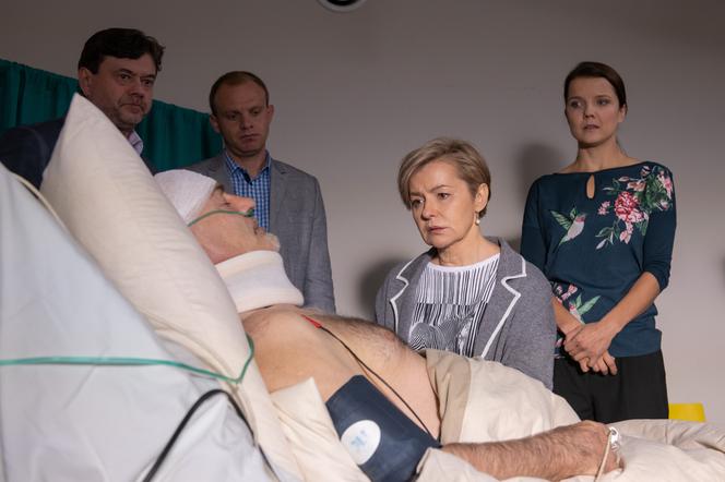 Na Wspólnej odc. 2811. Roman (Waldemar Obłoza), Honorata (Aleksandra Konieczna), Antoni (Ostap Stupka), Marta (Joanna Jabłczyńska), Kamil (Kazimierz Mazur)