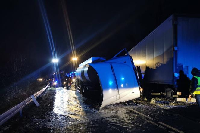 Śląskie: Czołowe zderzenie dwóch ciężarówek. Kierowcy zakleszczeni w pojazdach. Trwa akcja służb