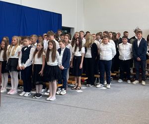 Pierwsza Dama uczciła z uczniami 100 lat od nadania imienia Stefana Batorego Szkole Podstawowej w Liwie