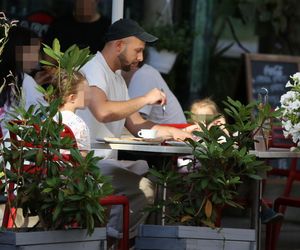 Maciej Pela z córeczkami nad Wisłą