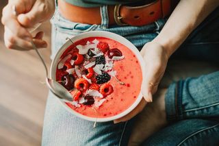 Smoothie bowl to coś więcej niż smoothie. TikTokowy trend podbija serca mam