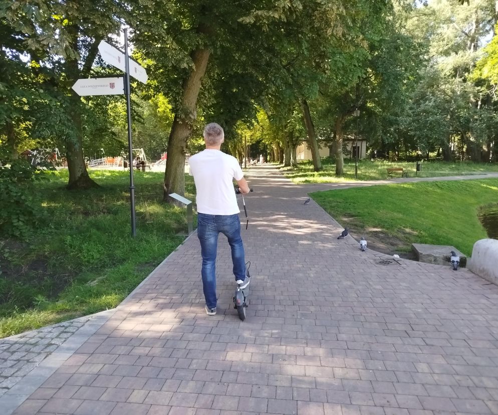 Czy hulajnogi elektryczne powinny jeździć po parku Aleksandria? Siedlecki radny chce wprowadzenia zakazu wjazdu do parku dla ich użytkowników
